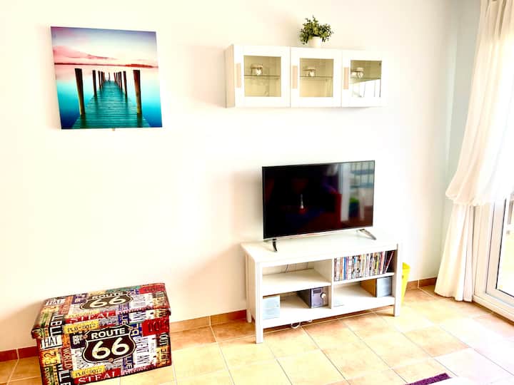 אזור טרקלין עם טלוויזיה, נגן DVD ורדיו 