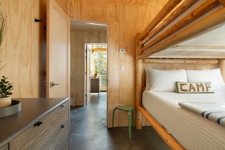 El segundo dormitorio tiene una cama tamaño queen con cama tamaño queen.  No se han pasado por alto los detalles, sumérgete en un sueño nocturno en nuestras lujosas sábanas y colchones.