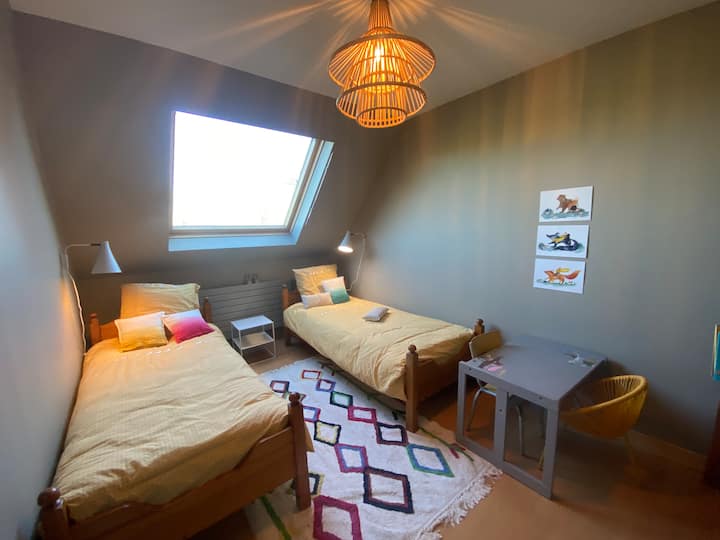 Საძინებელი 4 - სართული 2 ერთადგილიანი საწოლი.