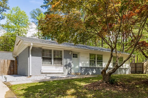 Cozy 3BR Home, patio, grill, free parking, Wi-Fi
