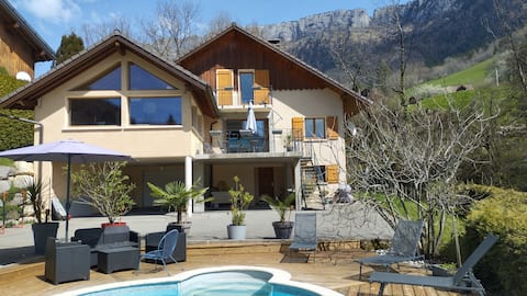Family home and pool at the foot of the mountains