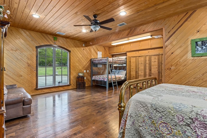 Spavaća soba 1 ima krevet na kat i veliki bračni krevet.