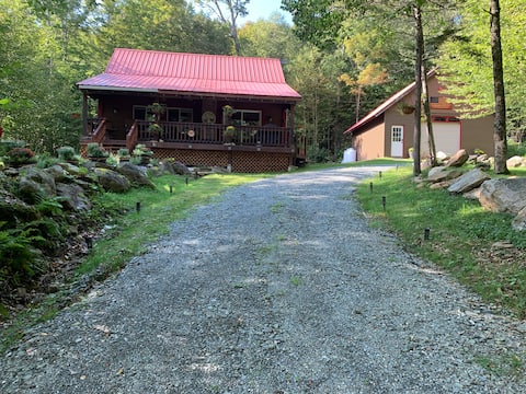 Cozy Cabin & Fun-Filled Barn *VAST access* Mt snow