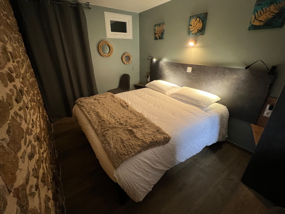 Spodná izba
Dvojposteľ 160 x 190 alebo 2 jednolôžka 80 x 190