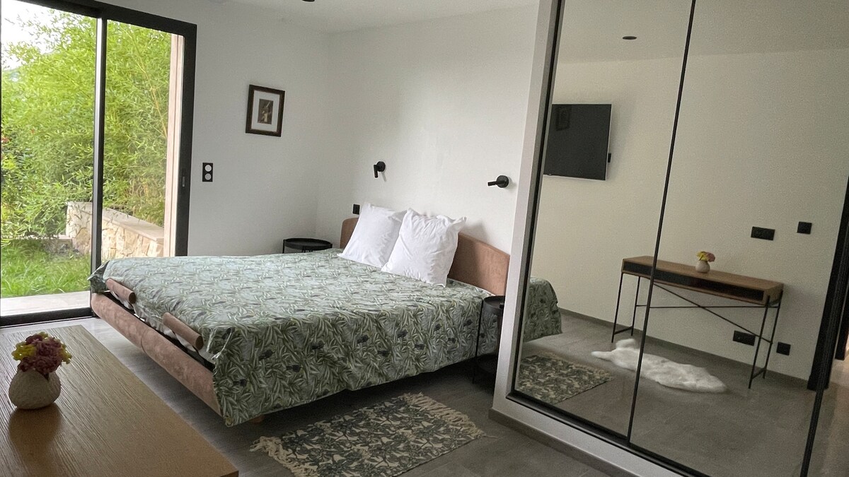 Master slaapkamer met ensuite badkamer