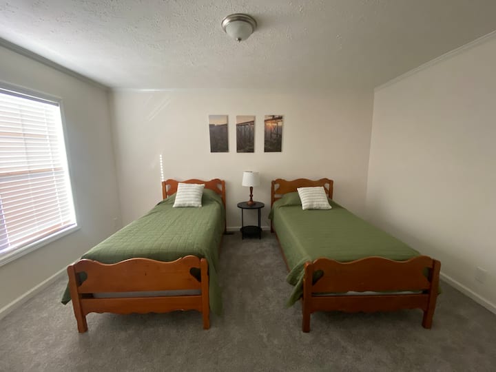 Second bedroom with 2 twin beds 