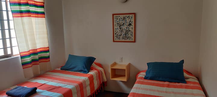 chumba kilicho na vitanda 2 vya mtu mmoja.