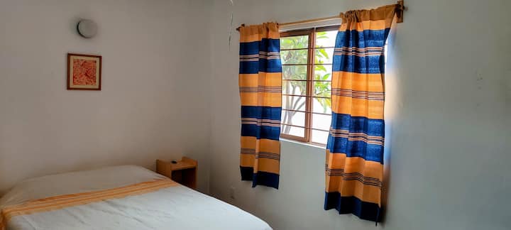 chumba cha kulala chenye kitanda cha ukubwa wa malkia