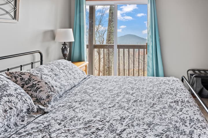 Საძინებელი 3 (ქვედა დონე) - King bed, მთის ხედი, ტელევიზორი, კარადა, კარადა, ჭერის ვენტილატორი, მოძრავი კარი ქვედა გემბანზე