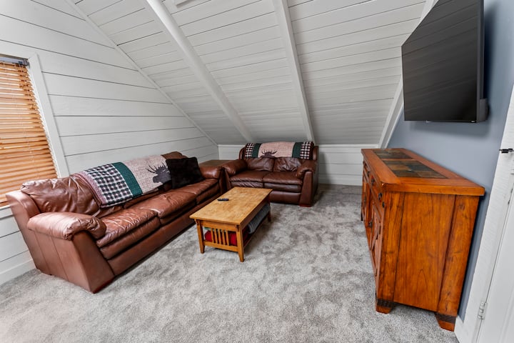 Ლოფტი/სათამაშო ოთახი (ზედა დონე) - 55" ტელევიზორი, დივანი, ლოვეზი და სამაგიდო თამაშების შერჩევა.  Ასევე ლოფტში, მაგრამ აქ არ არის ნაჩვენები:  სათამაშო მაგიდა (6 სკამი), პინბოლის მაგიდა, 2 ბავშვის ზომის ლობიოს ჩანთები