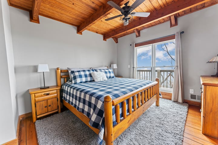 Მასტერ-საძინებელი - King bed, კარადა, კარადა, 2 ღამის გასათევი, ჭერის ვენტილატორი, მთის ხედი, მთავარი დონე