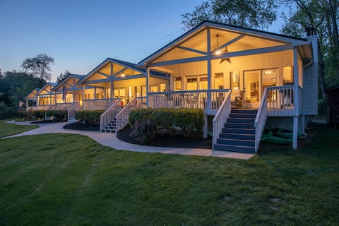 Cozy Lakefront Chalet