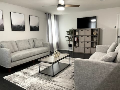 Spacious House: Near COTA, Tesla, ABIA/ Sleeps 16