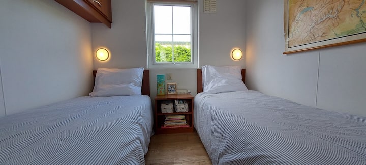 Útulná izba s dvoma samostatnými lôžkami a možnosťami úložného priestoru