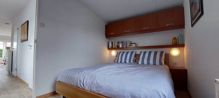 Spálňa s manželskou posteľou a dostatkom úložného priestoru. 