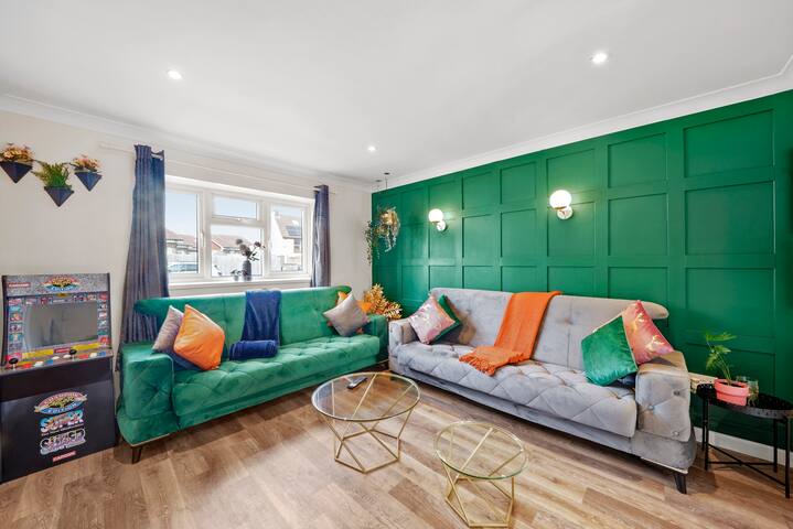 Designer House in Bristol – Hot Tub – Sleeps 10