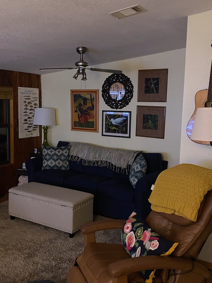 Sebule iliyo na kochi.