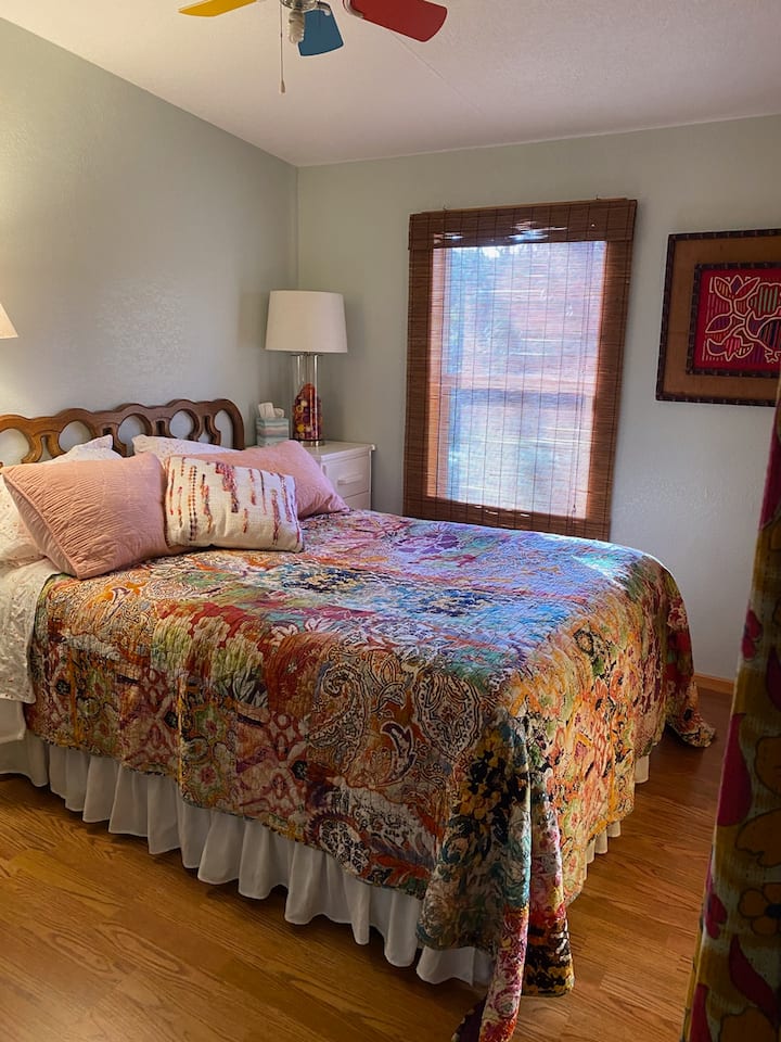 Chumba cha kulala cha 2 na kitanda cha watu wawili. Taa za pande zote mbili za kitanda zilizo na feni ya dari. Ulaji wa hewa kwa ajili ya mfumo wa kupasha joto na kiyoyozi uko kwenye chumba. Tafadhali weka wazi.