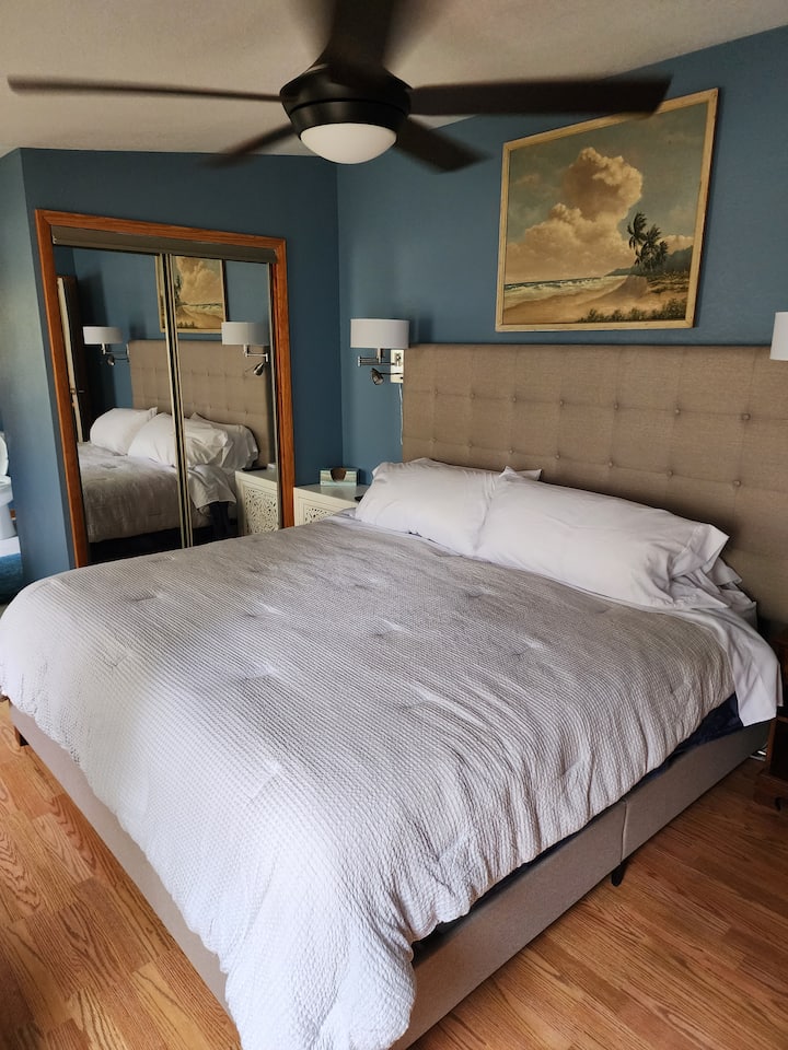 Master chumba cha kulala na Split King ukubwa adjustable kitanda na kati TempurPedic godoro upande wa kulia na laini TempurPedic godoro upande wa kushoto. 