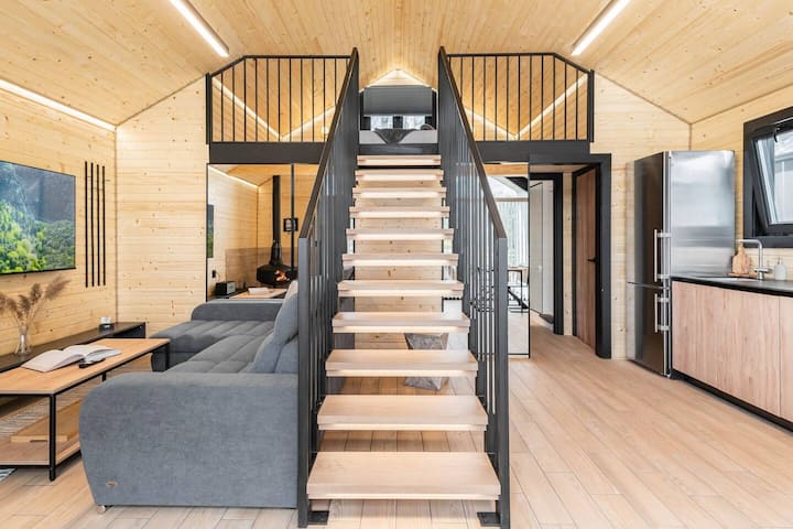 Desde la mesa de comedor, disfruta de una vista perfecta del área de estar y la chimenea, creando un espacio unificado tanto para cenar como para relajarse.