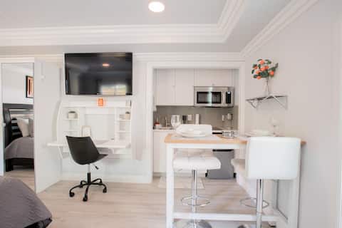 New Private Studio, bath, kitchen & pool