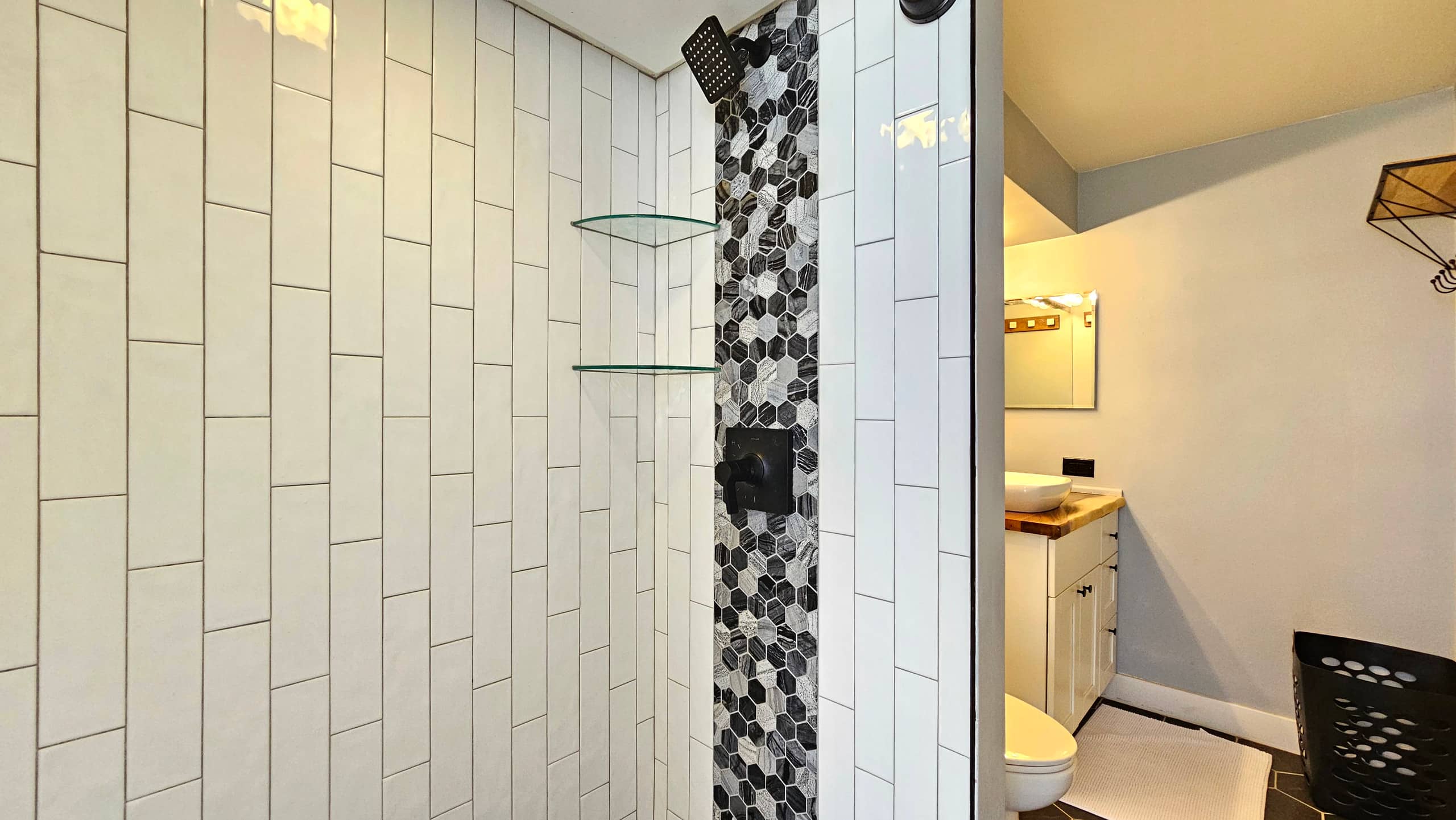 DHBH 902 Studio Apt, Full kitchen & Insane views! - Image 13