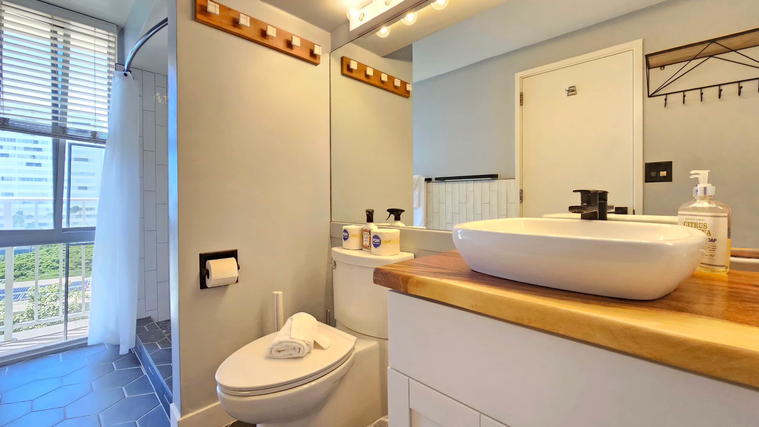 DHBH 902 Studio Apt, Full kitchen & Insane views! - Image 14