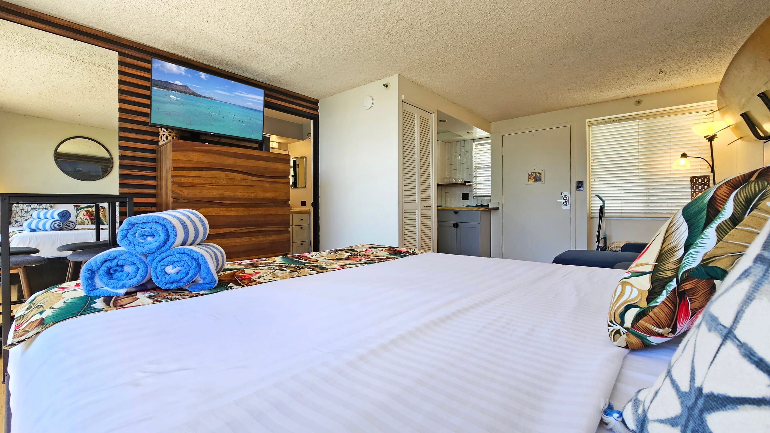 DHBH 902 Studio Apt, Full kitchen & Insane views! - Image 11