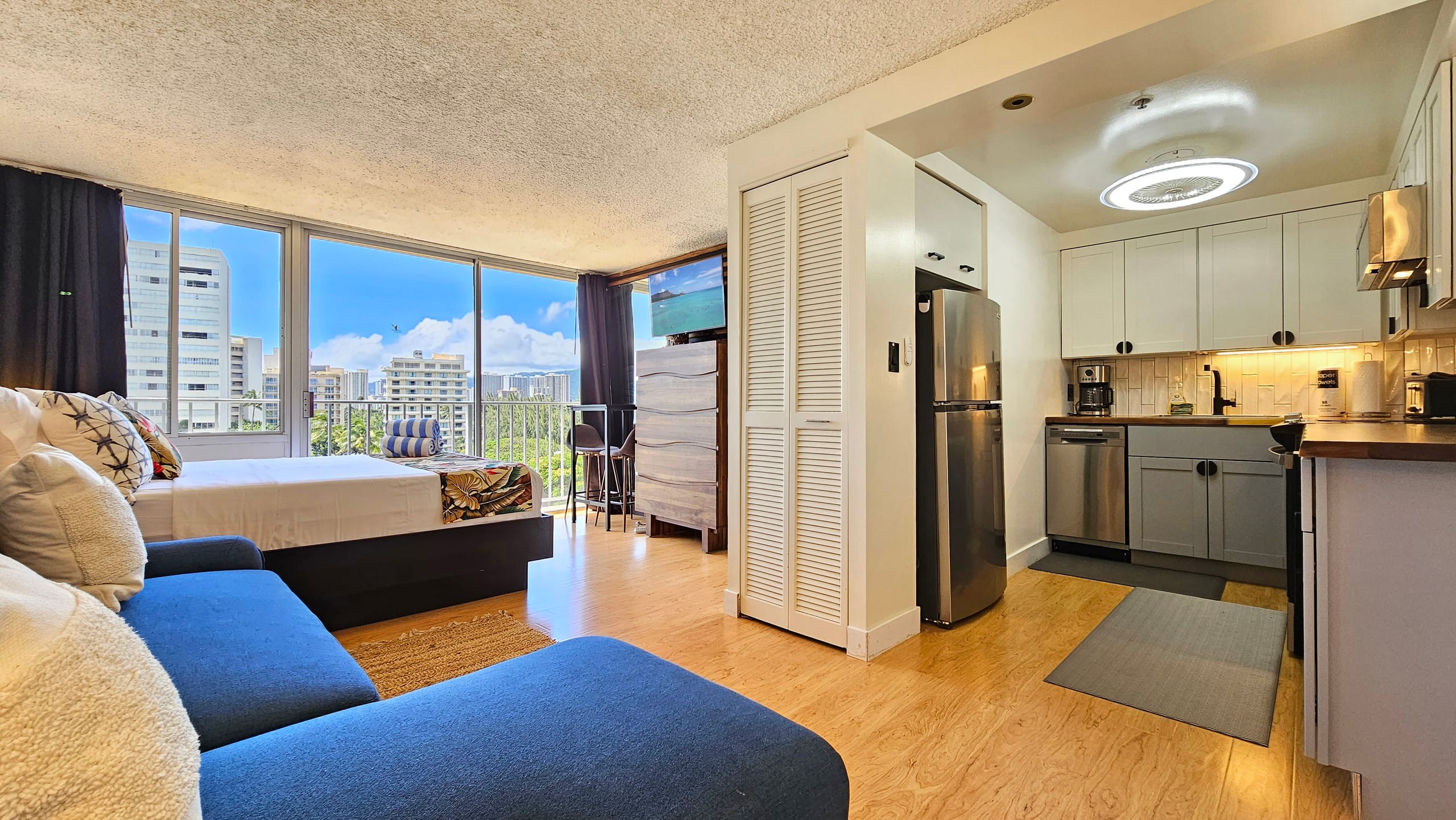 DHBH 902 Studio Apt, Full kitchen & Insane views! - Image 3