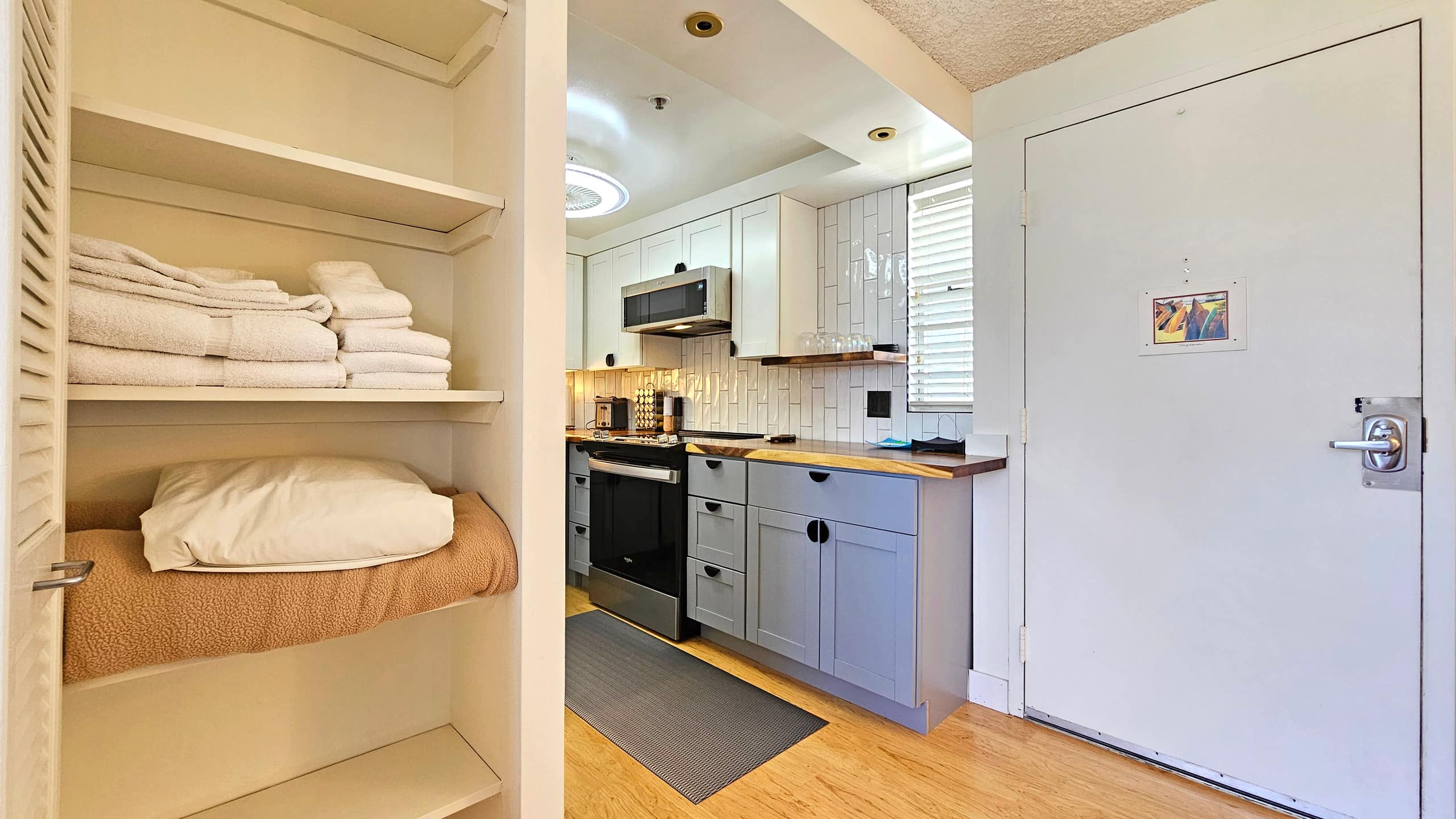 DHBH 902 Studio Apt, Full kitchen & Insane views! - Image 6