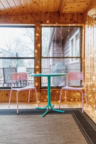 Game room / huge backyard / 5min to DT Minneapolis gallery image 4