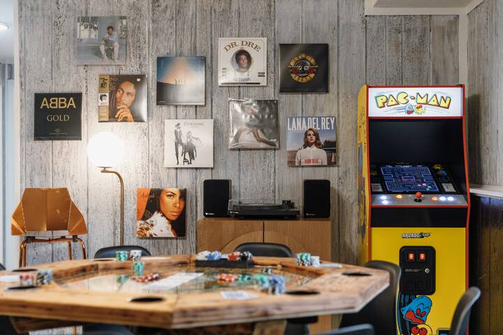 Game room / huge backyard / 5min to DT Minneapolis gallery image 3