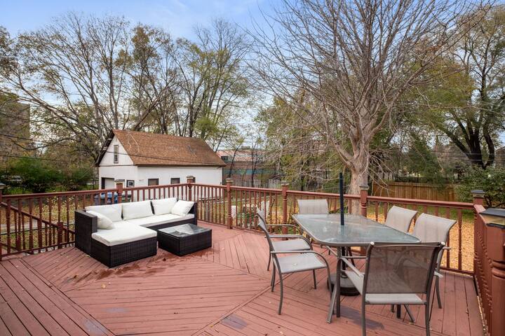 Game room / huge backyard / 5min to DT Minneapolis gallery image 5