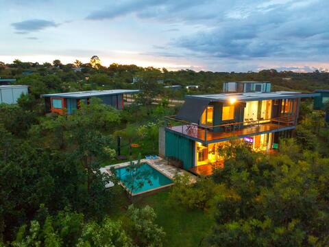 Ipê da Serra. Container house.