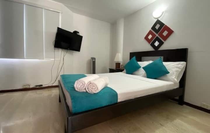 غرفة الضيف/تلفزيون بشاشة مسطحة