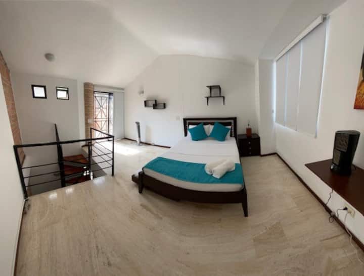 ميزانين بإطلالة كاملة على المستوى الثالث 