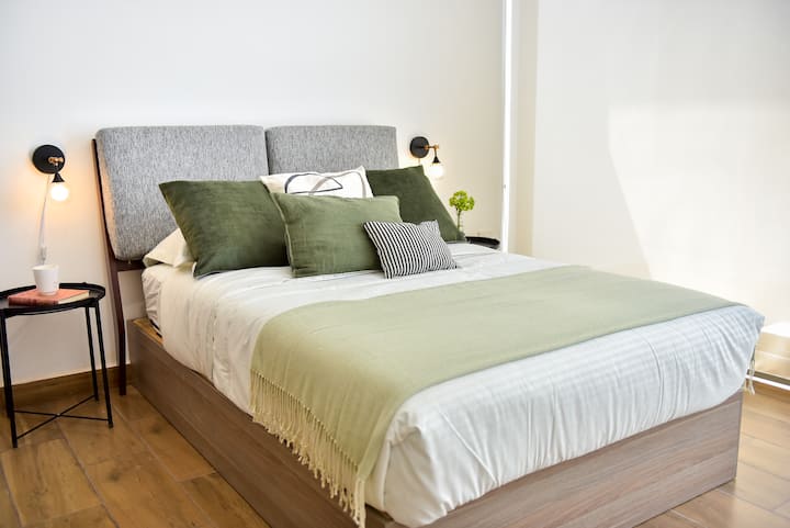 Kamera ya pili ya kitanda cha watu wawili iliyo na mtaro na mwonekano wa bustani.