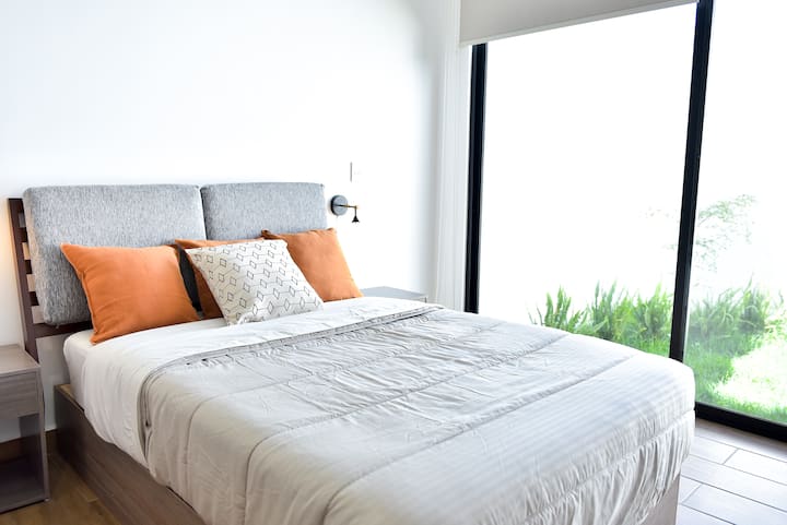 Kamera ya pili ya kitanda mara mbili katika ghorofa ya kwanza yenye mwonekano na ufikiaji wa bustani.