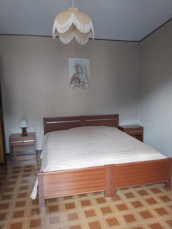 СПАЛНА СОБА СО БРАЧЕН КРЕВЕТ (ШИРОК 150-179 СМ)