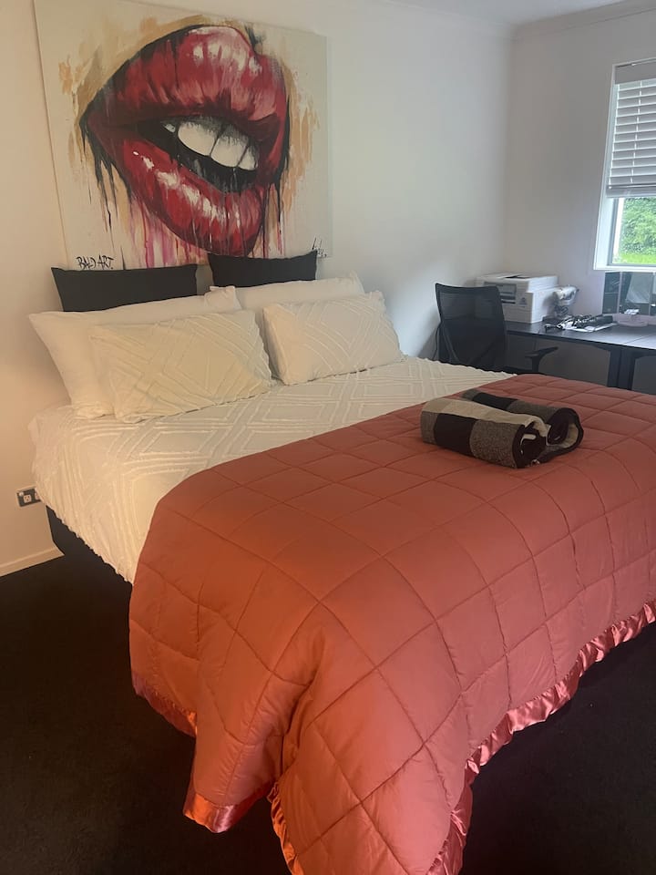 Chumba tofauti kabisa cha wageni kilicho na madawati ya ofisi kinachofaa kwa hadi wafanyakazi 2 kando na kando na bafu, choo na sinki.