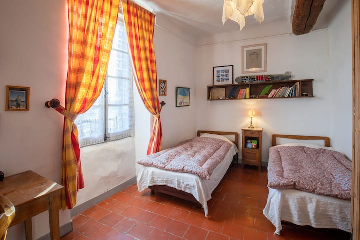 Спалня 4/6 на 1 - ви етаж (2 легла 90 см) и 1 допълнително легло от 90 см, които да се разгънат, ако е необходимо