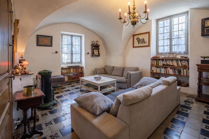 Всекидневна на приземния етаж, самостоятелна стая, която може да се използва като 6 - та спалня с разтегателен диван