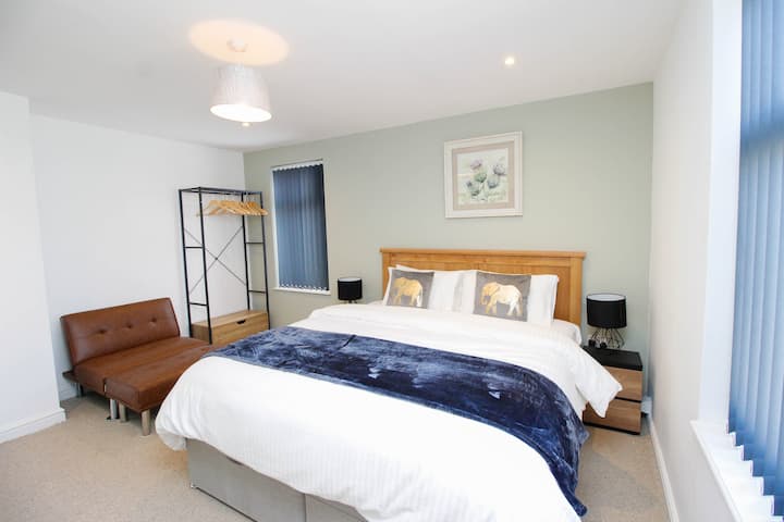 Главна спална соба со луксузен мемори душек, телевизор со рамен екран, wifi, простор за шминкање, закачалка и кауч на спуштање.