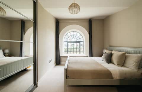 Luxe Riverside 2-Bed Apt - Next to Harbour & Cafes