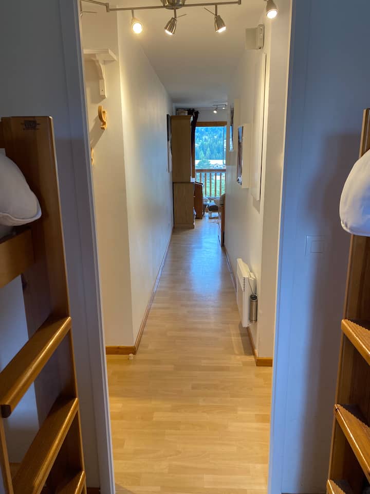 Ხის ოთახი, რომელიც მისაღებ ოთახამდე დერეფანს გადაჰყურებს 