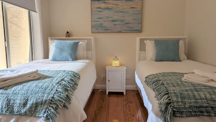  تحتوي غرفة النوم رقم3 على سريرين "طويلين" مناسبين للبالغين مع مراتب Selby Plush ونقاط الطاقة بجانب السرير. تحتوي خزانة الملابس على رفوف ومساحة كبيرة للتعليق ومرآة كبيرة مع ضوء.  تحتوي الغرفة على مكيف هواء بنظام سبليت ومروحة سقف