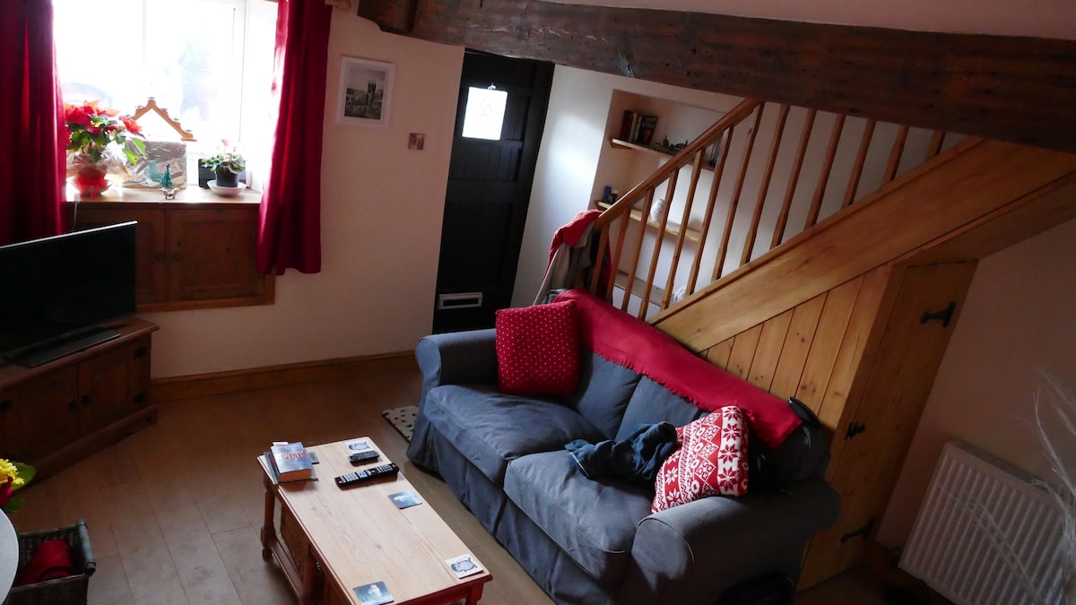 Successful Airbnb property: Peak District Cosy Cottage, Sleeps 6, Pets in Derbyshire Dales
