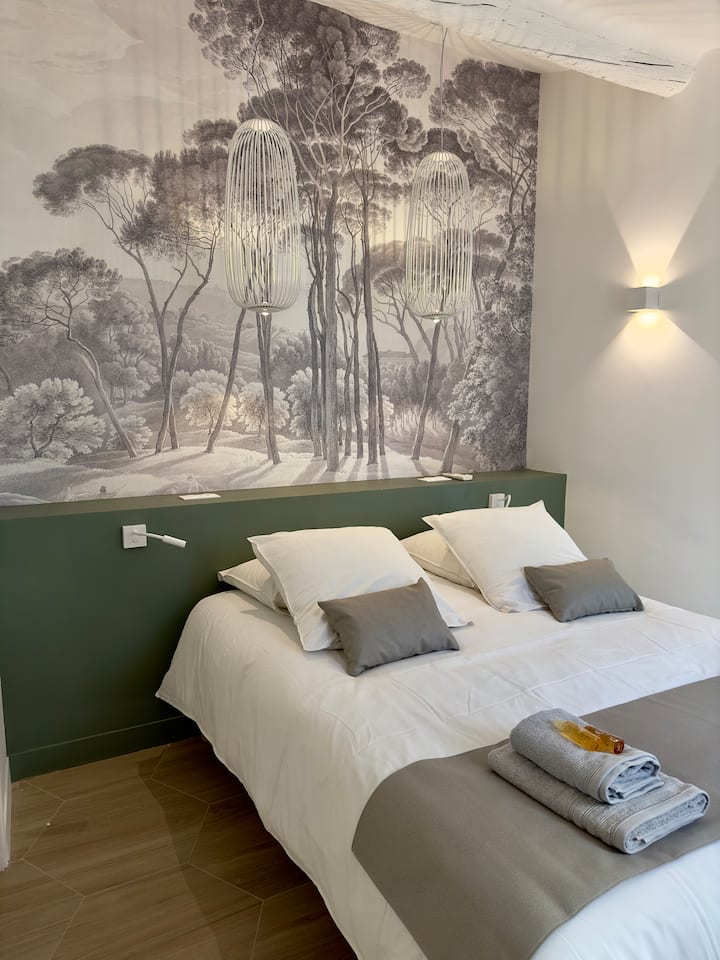 ห้องนอนต่ำพร้อมห้องน้ำ 