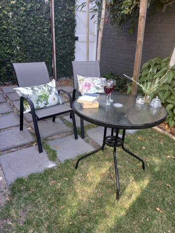 Lakeside: Under the Mountain by the Vlei. gallery image 5