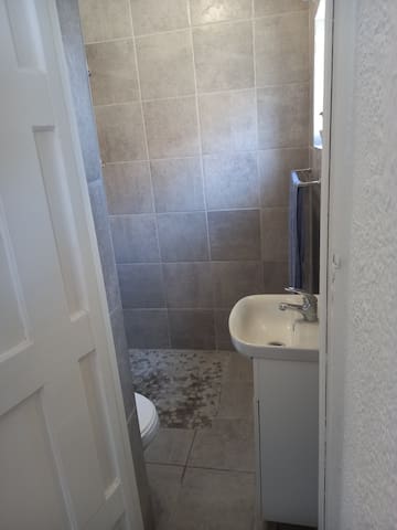 Lakeside: Under the Mountain by the Vlei. gallery image 4